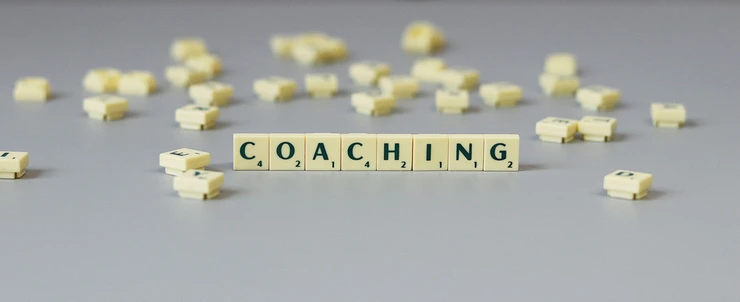 Das Wort Coaching mit Scrabblesteinen