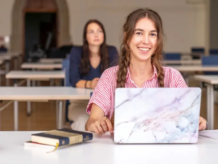 Studierende im Dom