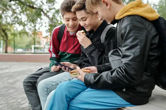 children at the laptop