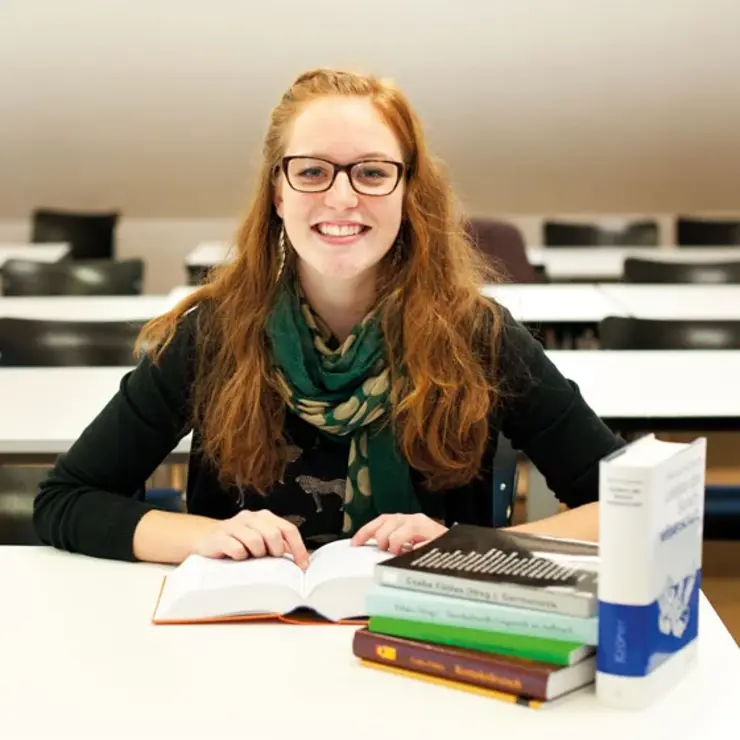 Studentin der Germanistik im Seminarraum, Universität Erfurt