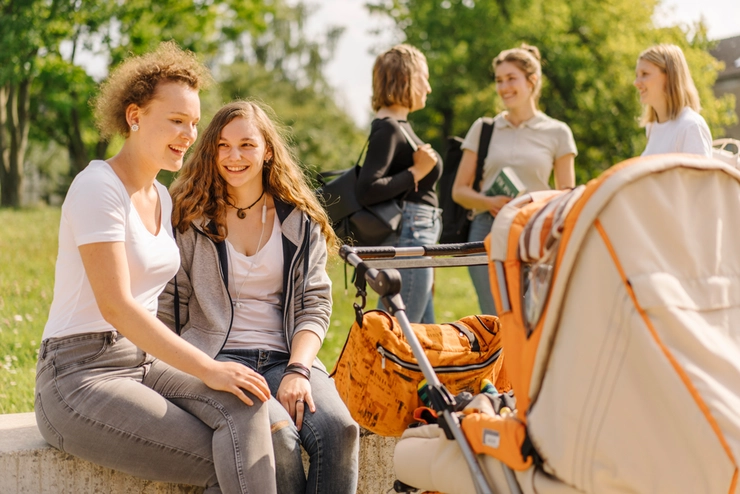 Studentinnen mit Kinderwagen