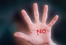 Hand, auf die "No" geschrieben ist