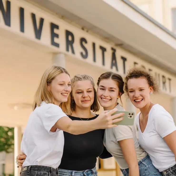 Studentinnen vor Haupteingang