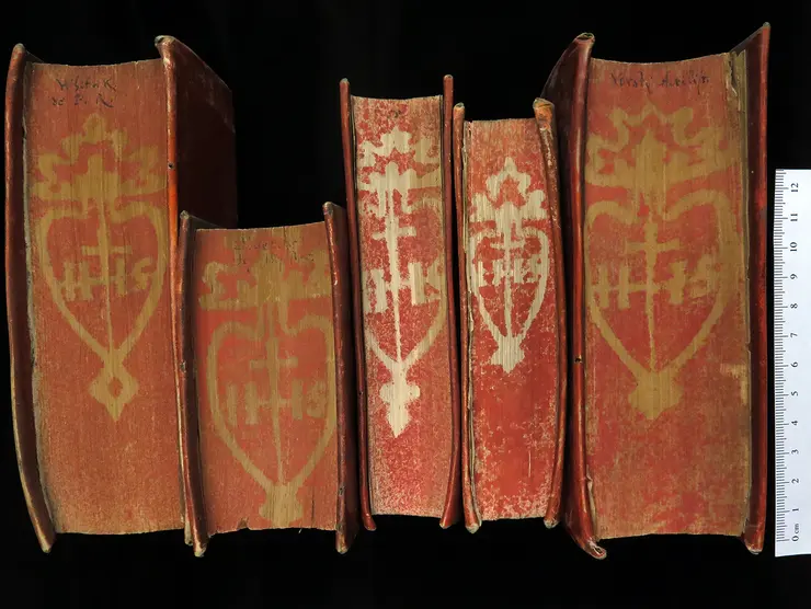 Roter Buchschnitt von Büchern aus der Sachgruppe Theol 8° der Forschungsbibliothek Gotha. 