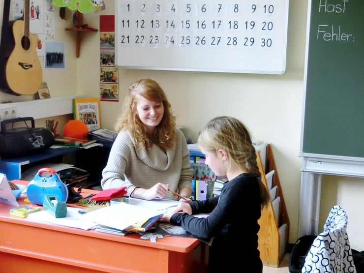 Eine Lehramtsstudentin unterrichtet ein Kind