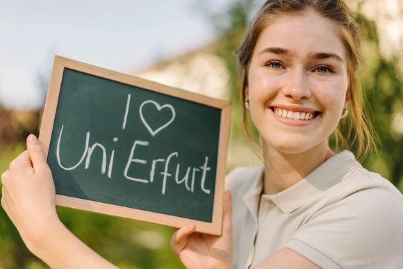 Studentin mit Tafel an der Uni Erfurt