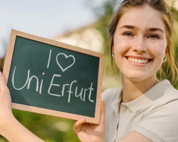 Studentin mit Tafel an der Uni Erfurt