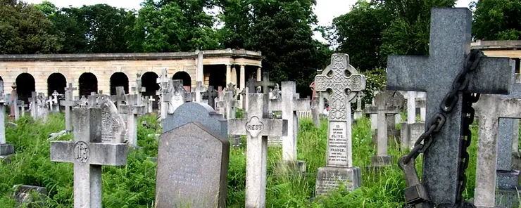 Bromtpon Cemetery, Wikimedia Commons