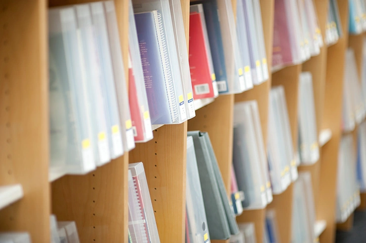 Zeitschriftenregale in der Universitätsbibliothek der Universität Erfurt