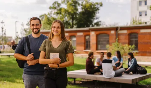 Studierende vor der Brandtschool