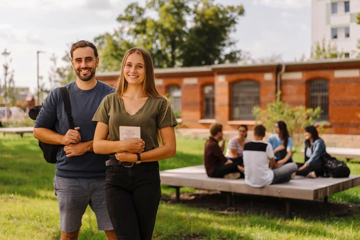 Studierende vor der ehemaligen Brandtschool