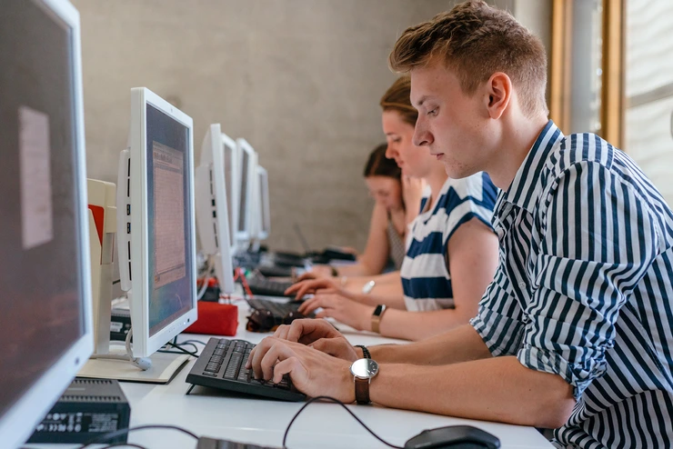 Studierende im Computerpool an der Universität Erfurt