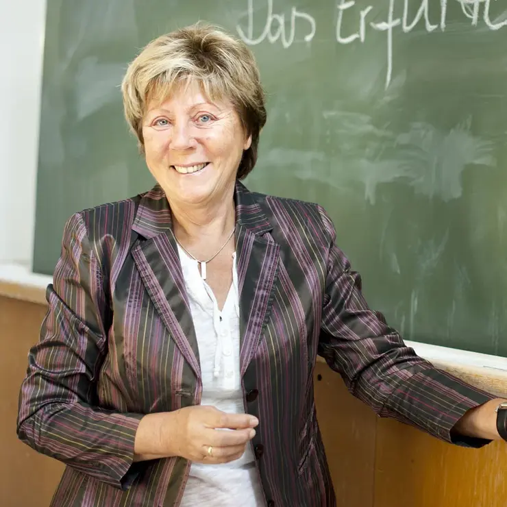 Studentin des Erfurter Kollegs (Seniorenstudium) vor einer Tafel