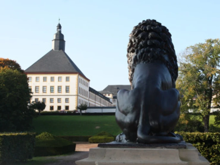 Eine Löwenstatue vor Schloss Friedenstein in Gotha