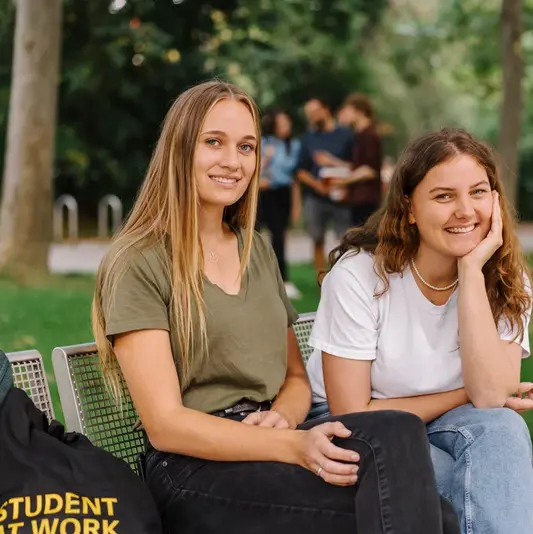 Studentinnen auf dem Campus