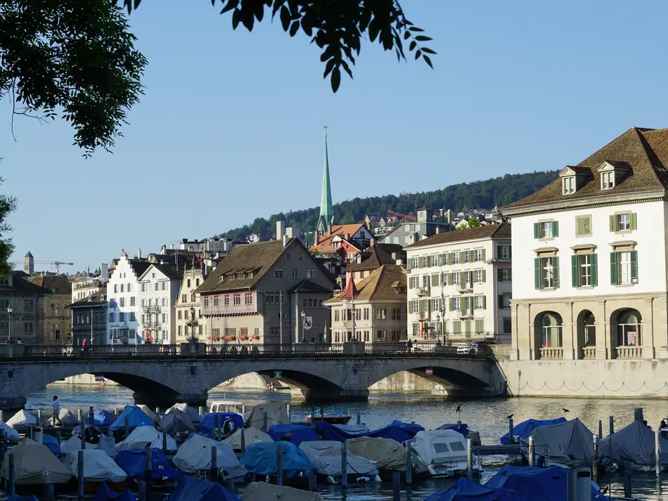 Blick über eine Brücke in Zürich