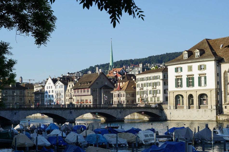 Blick über eine Brücke in Zürich