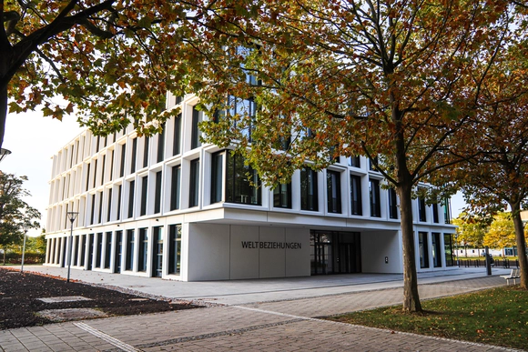 "Weltbeziehungen" research building