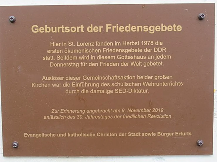 Gedenktafel an der katholischen Kirche "St. Lorenz" in Erfurt