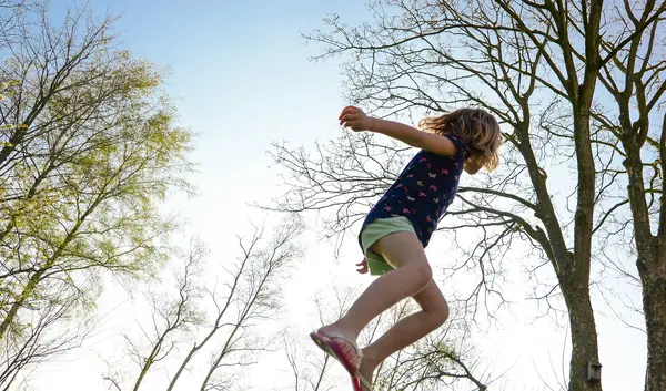 Ein Kind springt auf einem Trampolin