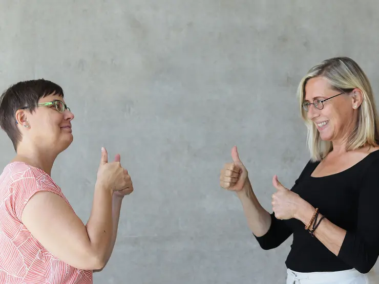 2 Frauen sprechen Gebärdensprache