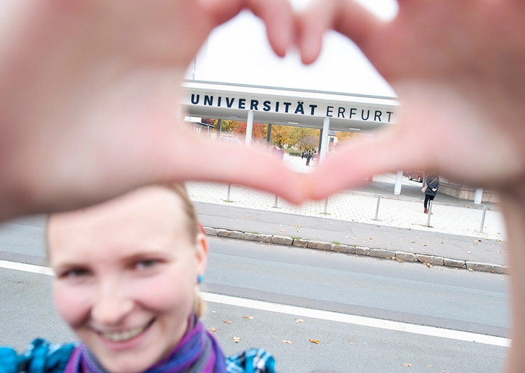 Studentin im Eingangsbereich der Uni Erfurt