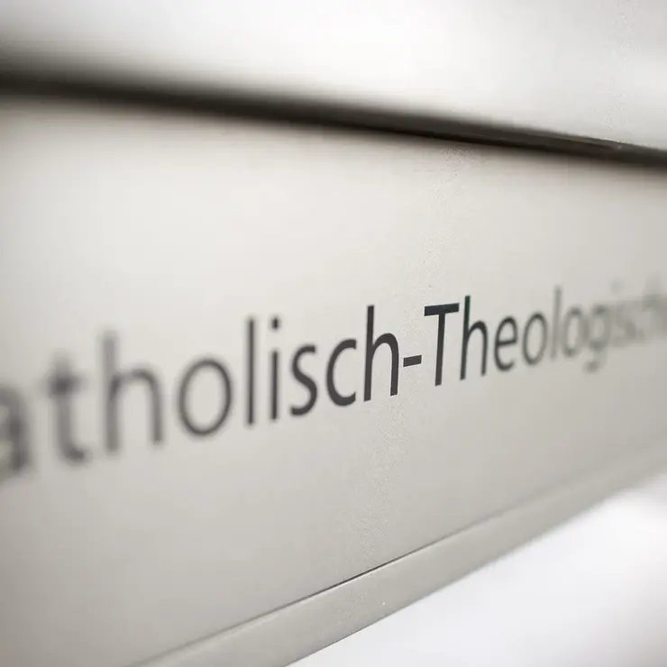 Türschild an der Katholisch-Theologischen Fakultät der Universität Erfurt