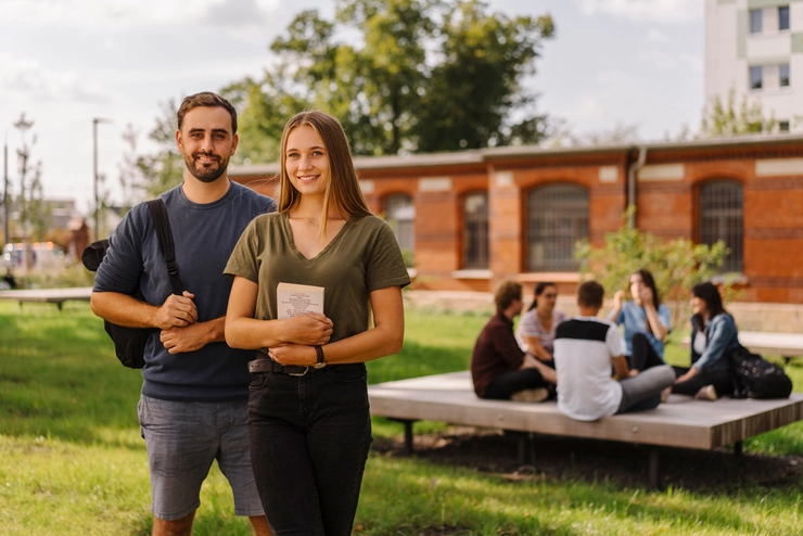 Studierende vor der Willy Brandt School Erfurt