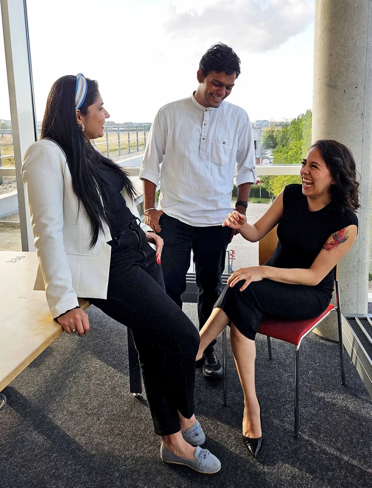 Paulina Denhí Gómez Escalona, Linda Cacéres Leal and Shreesh Karmarkar in the Erfurt University Library