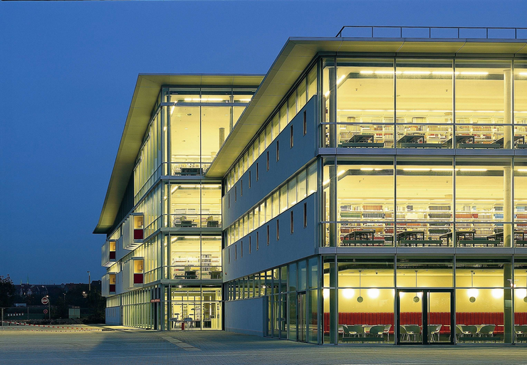 Außenansicht Universitätsbibliothek am Abend