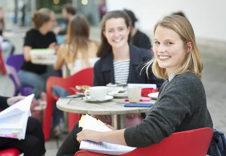 Zwei Studentinnen vor dem Café Hilgenfeld