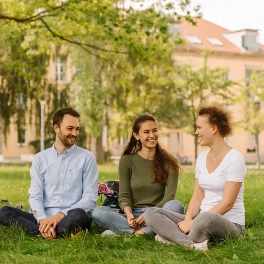 Studierende auf dem Campus