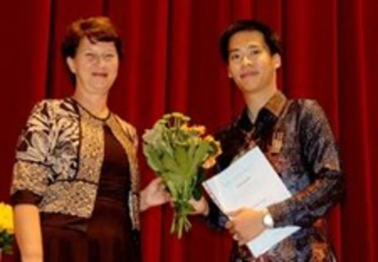 Preisträger Hosea Saputro Handoyo mit Manuela Linde, Leiterin des Internationalen Büros der Universität Erfurt.