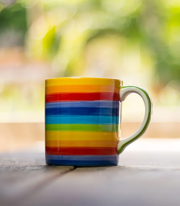 Tasse mit Regenbogenstreifen bemalt