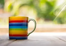 Regenbogenfarbige Tasse