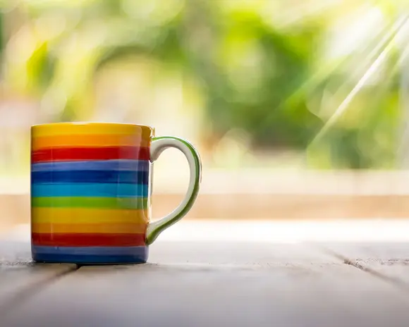 Tasse mit Regenbogenfarben