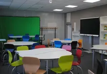 Die Werkstatt für Medienbildung mit Greenscreen, Tischen und digitalem Whiteboard