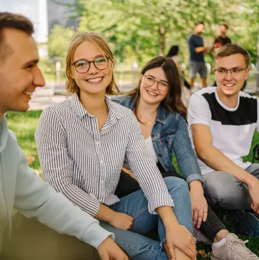 Studierende auf dem Campus