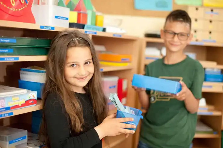 Projektbild "Förderung besonderer Interessen und Begabungen", zwei Kinder spielen miteinander