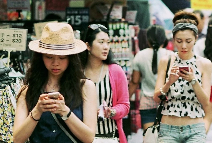 Asiatische Frauen mit Smartphones