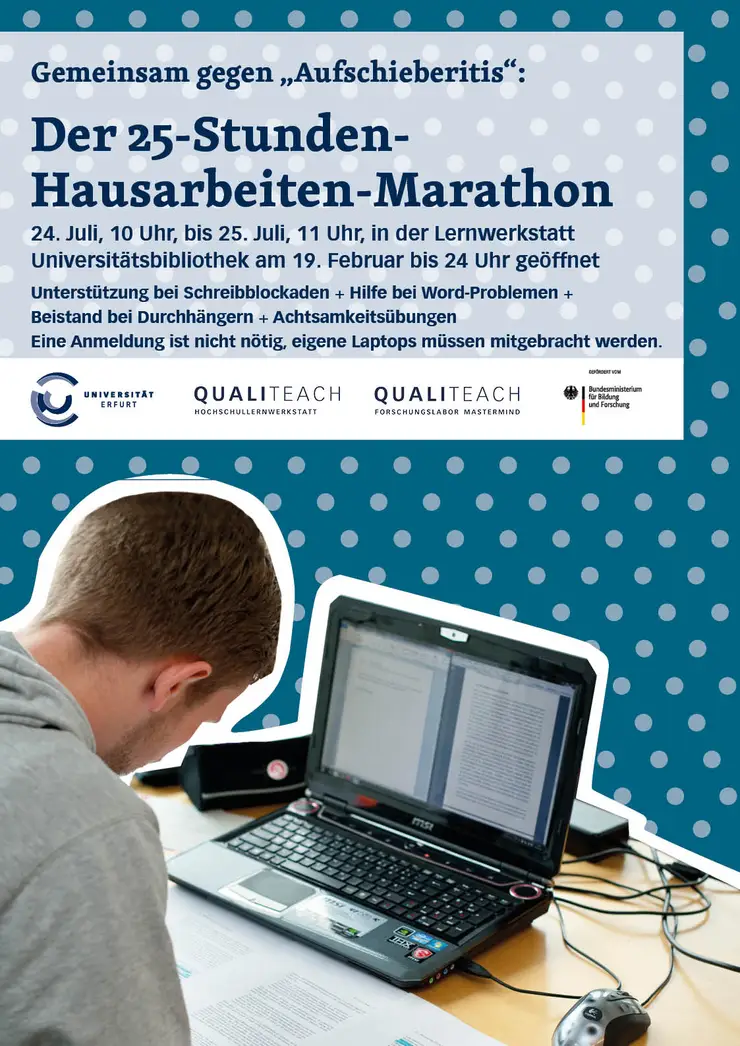 Plakat "Der 25-Stunden-Hausarbeiten-Marathon Juli 2019", Student sitzt vor einem Laptop, blauer Hintergrund