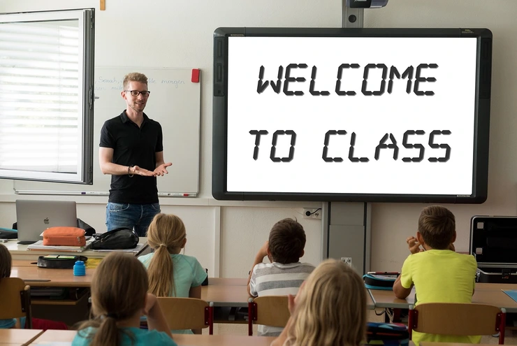 Lehrer steht vor der Klasse