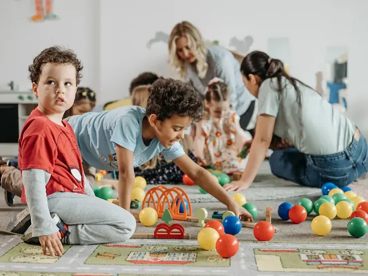 Kinder in Spielsituation