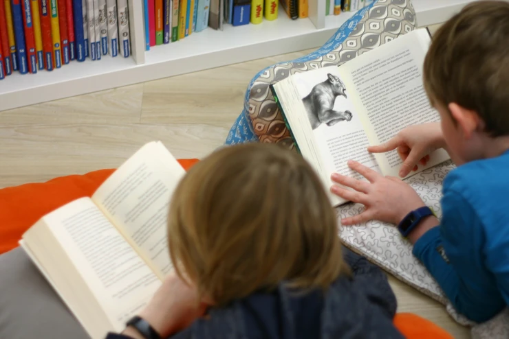 Kinder mit Büchern