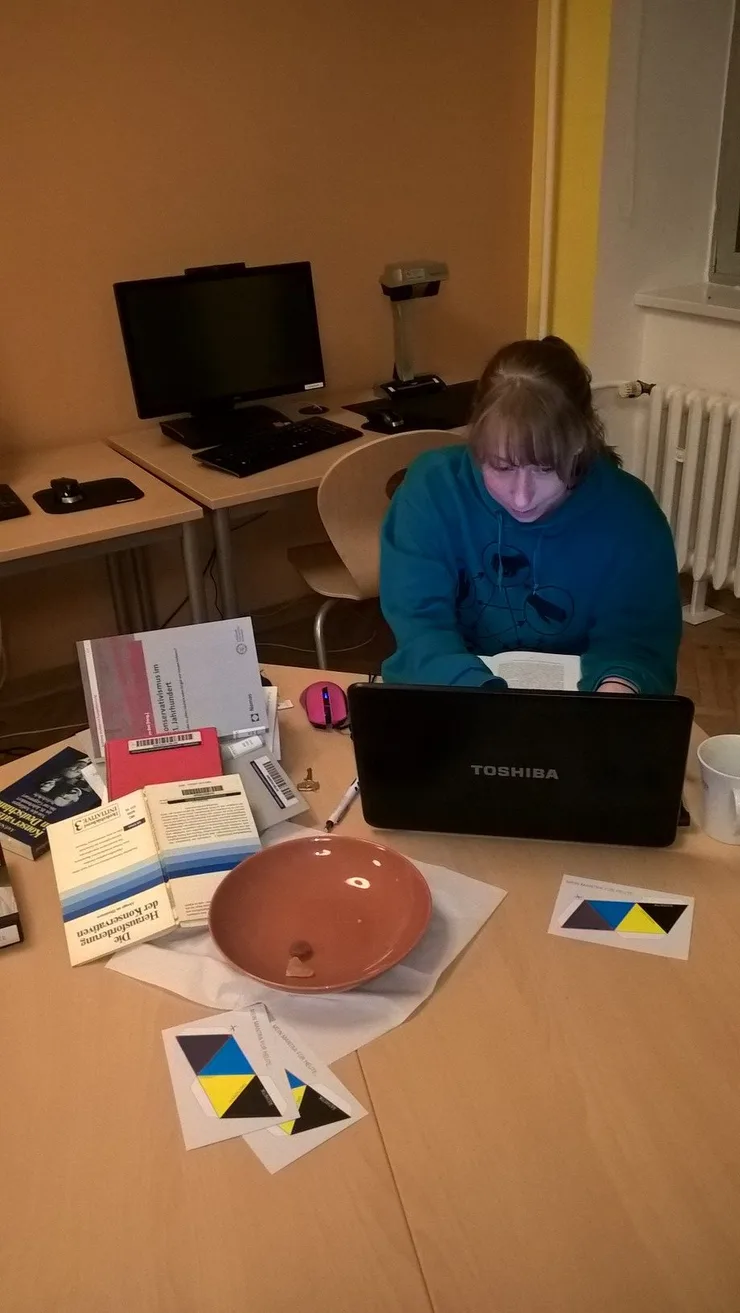 Eine Studentin sitzt während des 24-Stunden-Hausarbeitenmarathon der Lernwerkstatt vor ihrem Laptop, neben ihr liegen Bücher und sie schreibt an ihrer Hausarbeit