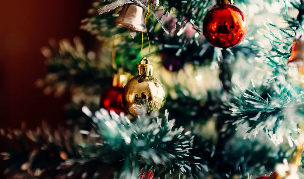 Glaskugeln an einem Weihnachtsbaum