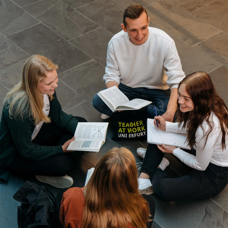 Studierende sitzen im Kreis