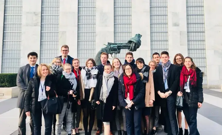 Gruppenfoto vor dem Hauptquartier der UN