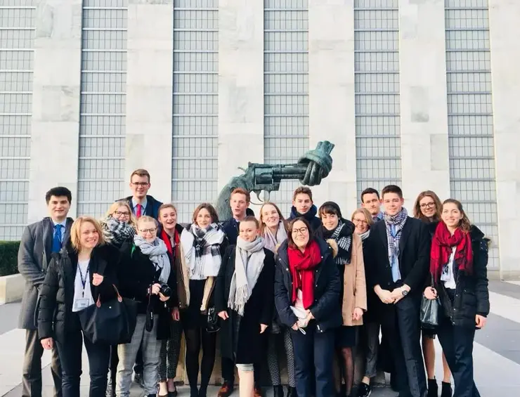 Gruppenfoto vor dem Hauptquartier der UN