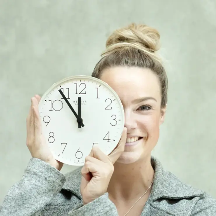 Bewerbungszeit: Studentin mit Uhr